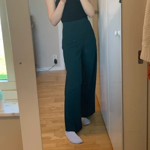 Gröna brallor från weekday - Snygga vida byxor!! Bra skick och najs längd på mig som är 167. Köparen står för frakt 