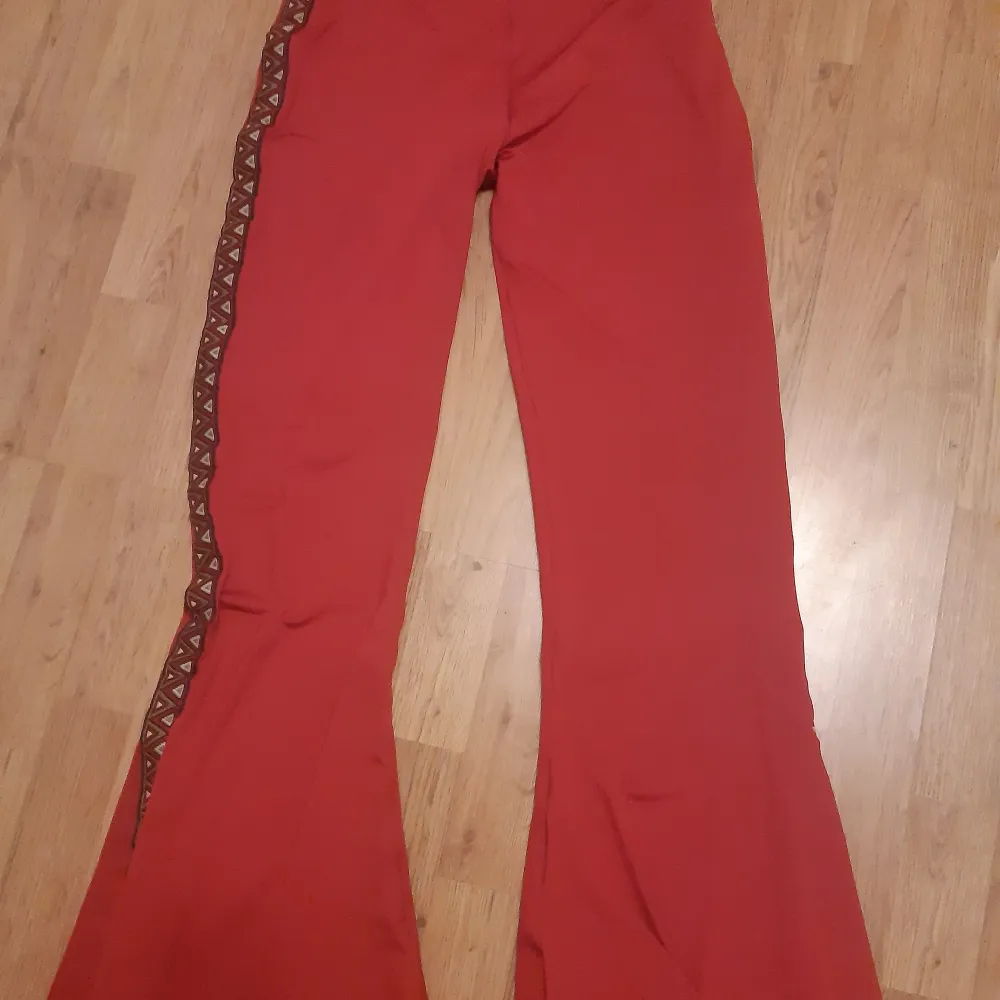 Handgjorda från Turkiet ♡ Snygga vinröda bootcut (vida ben) byxor i riktigt mjukt tyg med snygga tribalsidor (bild 2) 😍 Använda 2 gånger men är rena och hela ^^ Fick betala över 800 kr för dem 😅 Kände att vinröd inte var min färg men dem är supersköna och har en skön midja ♡. Jeans & Byxor.