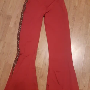 Bootcut byxleggings/byxor - Handgjorda från Turkiet ♡ Snygga vinröda bootcut (vida ben) byxor i riktigt mjukt tyg med snygga tribalsidor (bild 2) 😍 Använda 2 gånger men är rena och hela ^^ Fick betala över 800 kr för dem 😅 Kände att vinröd inte var min färg men dem är supersköna och har en skön midja ♡