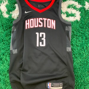 Nike NBA Houston Rockets Jersey Jordan - Houston Rockets NBA jersey linne. James Harden #13. Autentisk nba linne, nypris 899kr. Mitt pris 499kr. Nyskick. Nike. Storlek S men snarare M.
