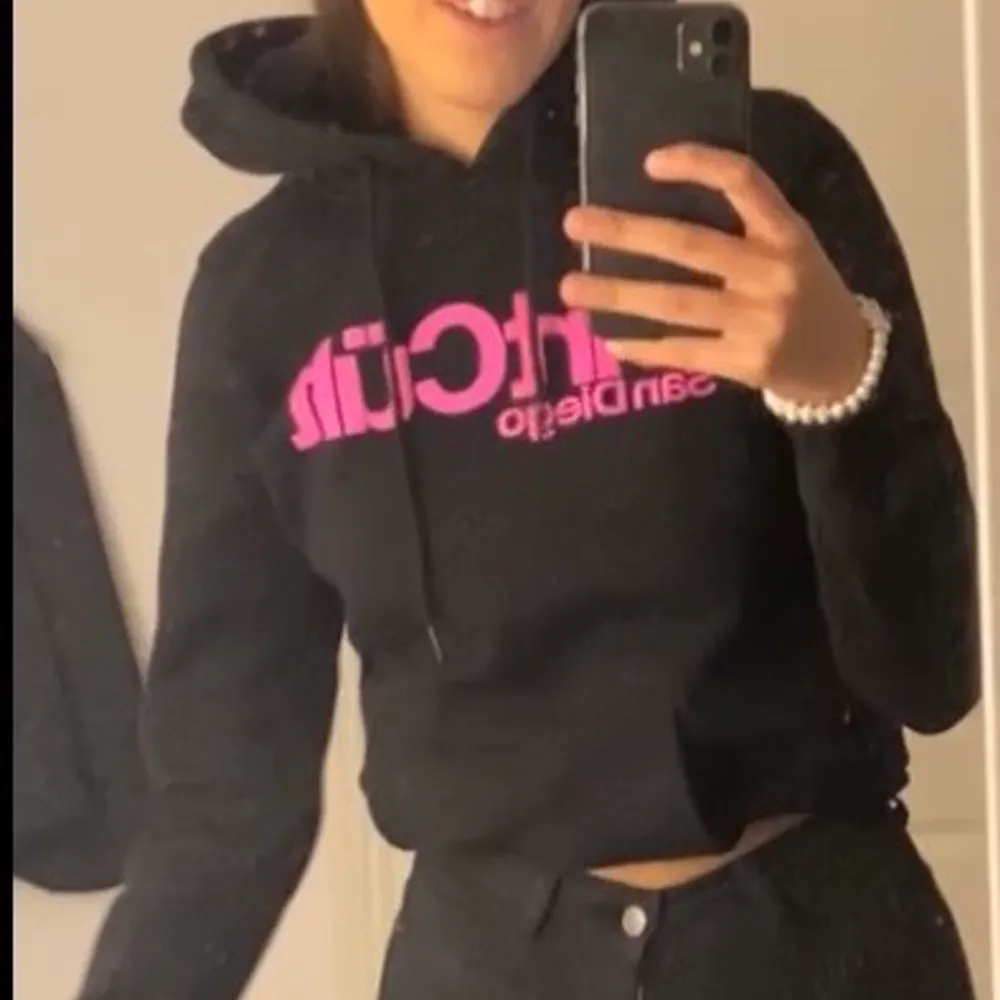 Säljer nu min dirtcult hoodie med rosa text, storlek M i tjej modellen (passar S) beroende på hur man vill att den ska sitta, säljer pågrund av för liten för mig, använd några gånger men är i bra skick som ny! Säljer för 300kr + frakten 📦 . Hoodies.