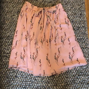 Perfekt sommar kjol!  - Säljer denna super fina kjolen som passar perfekt till sommaren! Säljer då den tyvärr inte kommer till användning, använd max 2 gånger.