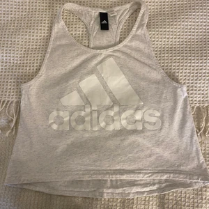 Adidas topp och shorts  - Båda för 80 sek