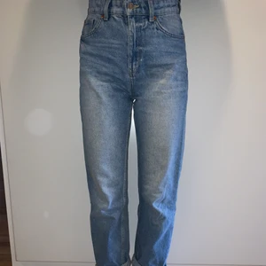 Jeans Lindex  - Använda fåtal gånger, går att vika ner. Frakt ingår ej! :) 