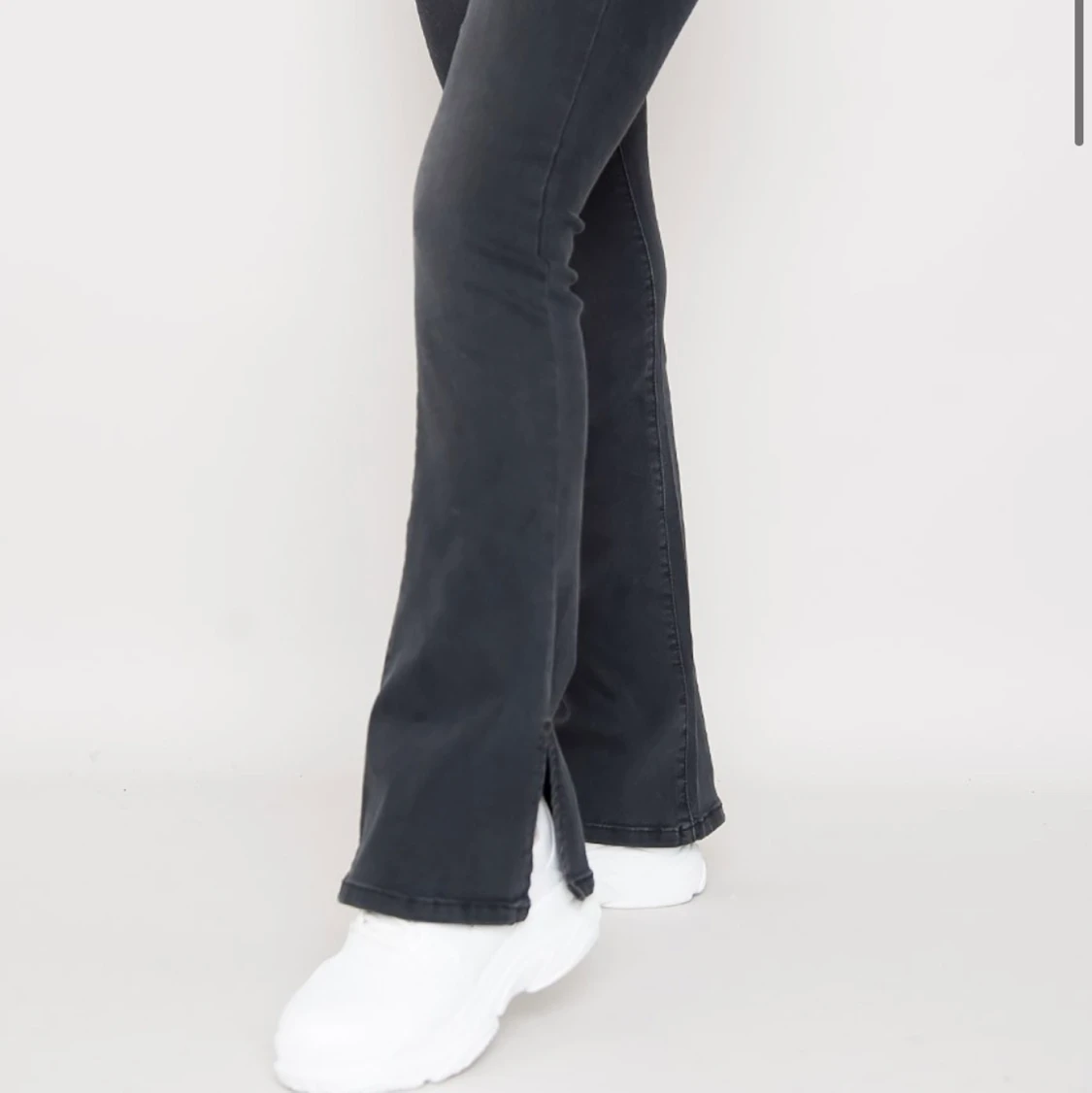 Gråa jeans med slits  - 90