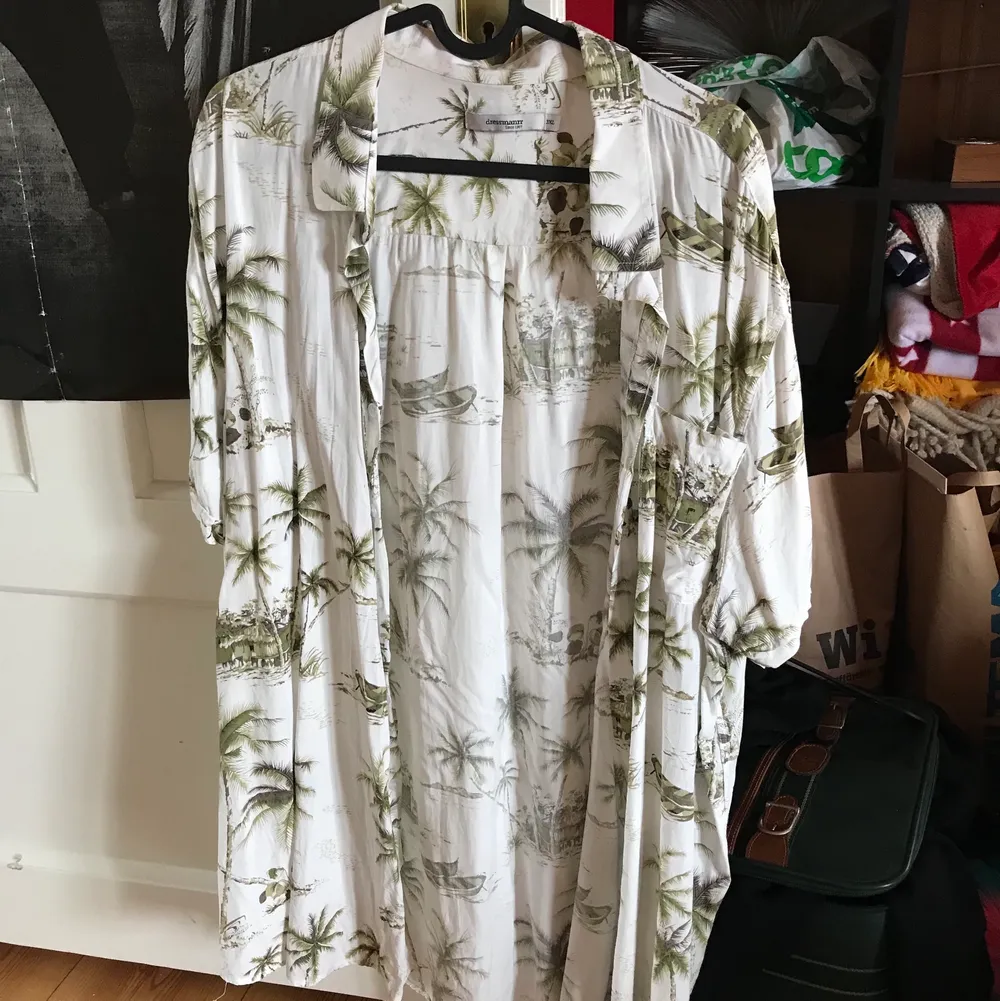 En superskön vit skjorta med gröna palmer och båtar på. Köpt på Dressman i storlek 3XL. Säljer pga den inte används längre. 100kr + frakt🥰. Skjortor.