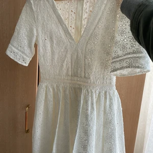 Sommar klänning  - Vit broderad klänning! Perfekt för skolavslutning/student/konfirmation. Från H&M i storlek 32. Använd 1 gång. Perfekt skick! 