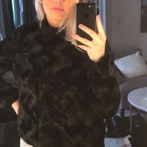 Päls - Säljer min svarta päls från vero Moda i storlek S, den är använd 1 gång och jag säljer den för 100kr + frakt 💕