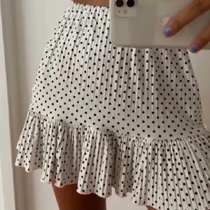 Prickig kjol - Super söt kjol ifrån zara så fin till sommaren . Nyskick. (Lägger upp igen pågrund av oseriös köpare!) Skriv privat om du vill köpa❤️ (första bilden är lånad)