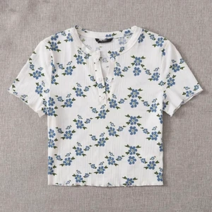 Tröja - Endast testad. Sitter tyvärr för tajt och därför säljer jag