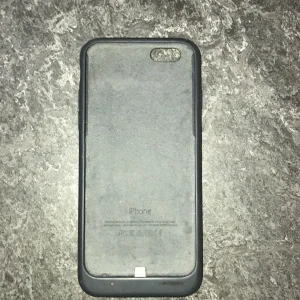 Batteriskal iPhone 6s - Batteriskal som suttit på iPhone 6s, funkat perfekt när det använts. Har dock legat oanvänt i ca 6 månader nu.