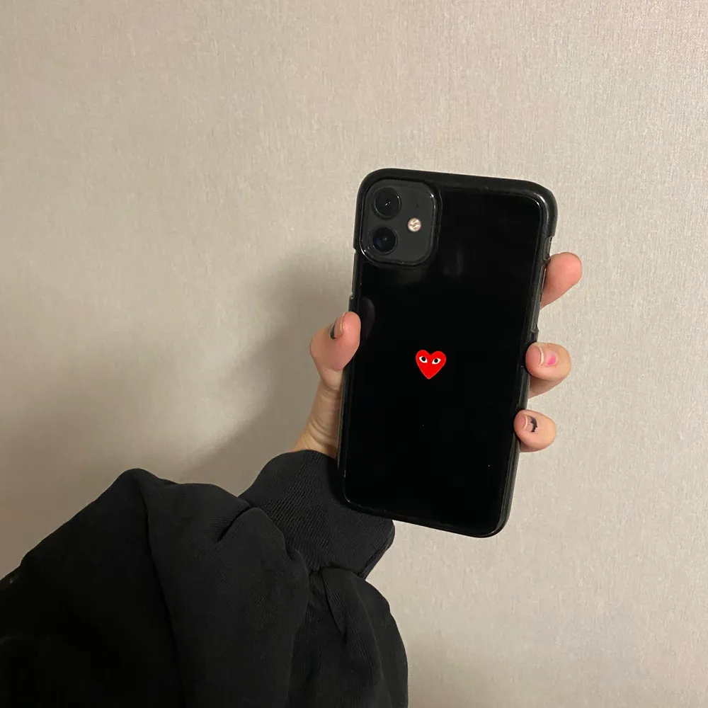 Säljer ett jättefint oanvänt Comme des Garçons skal så jag råkade beställa en i fel storlek! Passar Iphone 11 max/ Iphone 11 pro max💞 köpare står för frakt . Övrigt.