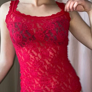 Rött spets linne - Ett linne i endast spets, aldrig använd, storlek XS
