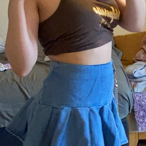 jeans kjol storlek S - urgullig jeans kjol i storlek S som tyvärr är för liten för mig. kedjan på sidan är enkel att sätta dit och tillbaka om det skulle vara önskat!