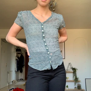 Fin blus till sommaren☘️🌷 - Jättefin blommig t-shirt som även går att knäppa upp och använda som en kofta. Lite genomskinlig men brukar ha linne under 🌱 