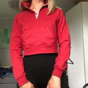 Brandy Melville tröja - En röd croptröja från brandy Melville. Den har långa armar och är supermjuk på insidan. Det är one size men passar som en S. Nyskick! 