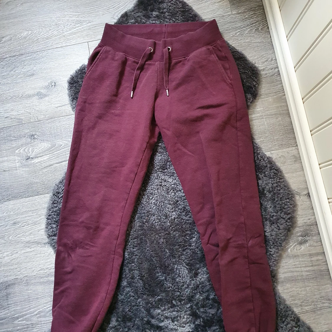 Vinröda mjukisbyxor storlek 146-152 - 90