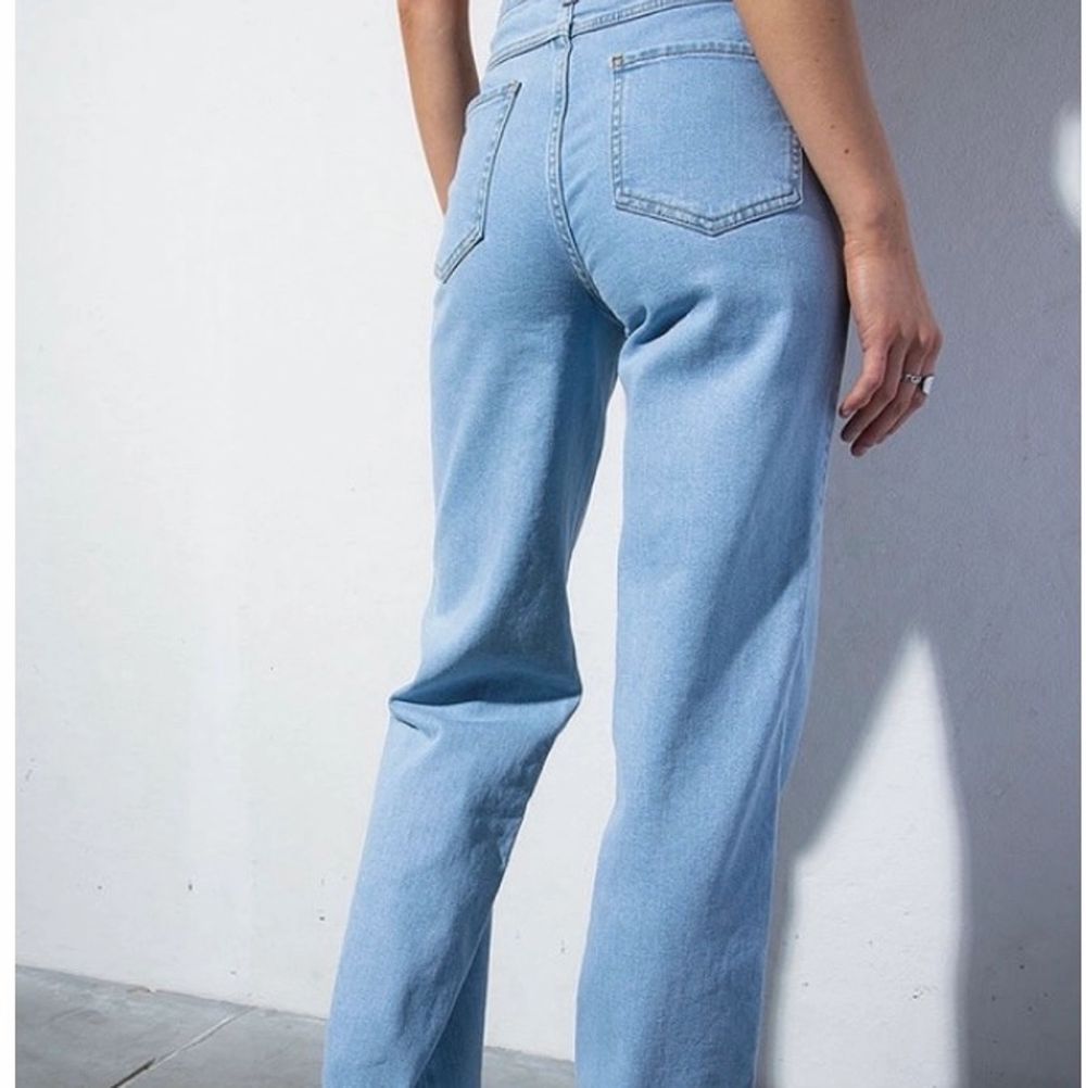 Skitsnygga jeans från Madlady köpta för 550kr. Byxorna är endast testade 1 gång men saknar en knapp, väldigt lätt att sy till dock!!✨💓. Jeans & Byxor.