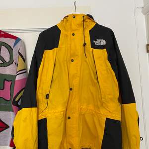 North Face mountain light jacket från 90-talet finns att hämta i Stockholm eller skickas mot frakt