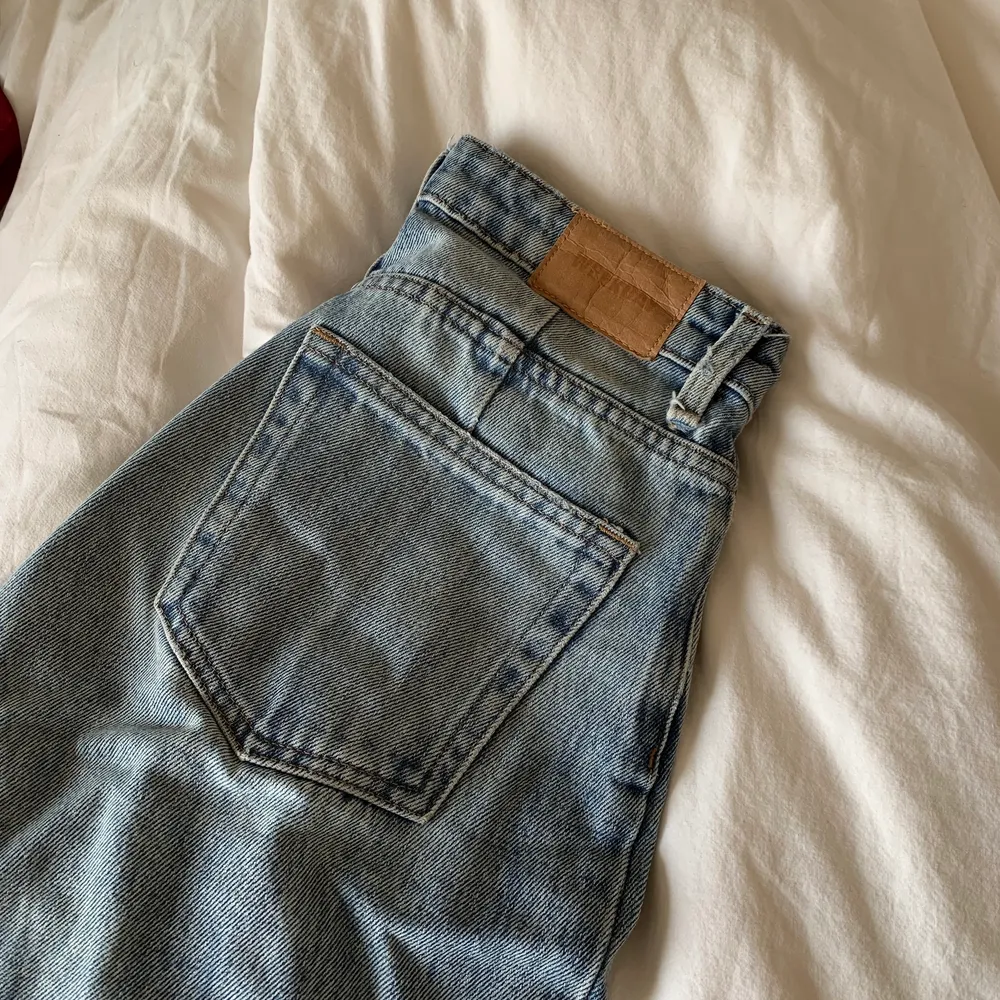 Weekday jeans som sitter perfekt!! Har liknande nu och känner att jeans alltid är bra att köpa second hand så nu ger jag domhär en chans till! 💫. Jeans & Byxor.