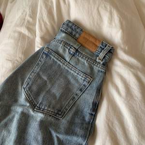 Weekday jeans som sitter perfekt!! Har liknande nu och känner att jeans alltid är bra att köpa second hand så nu ger jag domhär en chans till! 💫