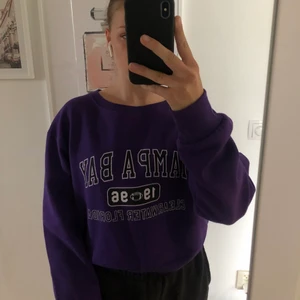 Lila sweatshirt  - Lila väldigt fin sweatshirt🤩 säljer då den inte kommer till användning, har använt den Max 2 gånger. köparen står för frakt.