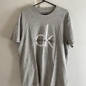 Oanvänd Calvin Klein t-shirt. Lite stor i storleken