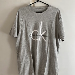 Calvin Klein T-shirt  - Oanvänd Calvin Klein t-shirt. Lite stor i storleken