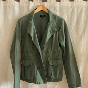 JACKA - Sjukt snygg jacka som passar hur bra som helst nu till sommaren! En knapp har lossnat, men är super enkel att sy på. 