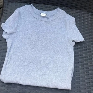 Grå monki tshirt - Grå ribbad topp från Monki i storlek XS💞