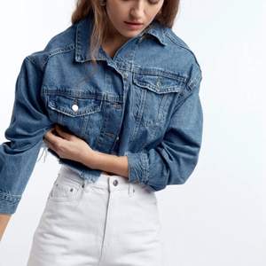 Supersnygg, trendig jeans jacka från Gina! Den är cropad så alltså slutar den vid midjan, jag säljer den eftersom den är för liten. Köptes för 449kr och säljer den för 100kr, köparen står för frakt eller eventuellt kan mötas upp! 