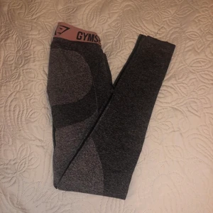 Gymshark XS - Säljer mina gymshark då de är för små för mig, bra skick, sömmen har gått upp vid ankeln men kan lätt fixas 