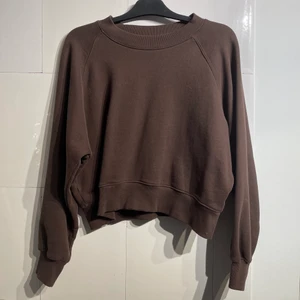Brun sweatshirt från weekday storlek M - knappt använd så i mycket bra skick. en aning croppad men inte mycket så det märks. 166 kr med inkluderad frakt. 