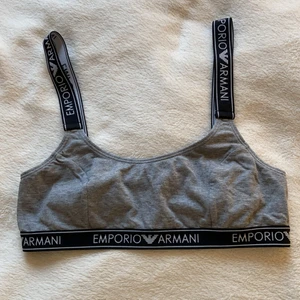 Snygg Armani topp/bh  - Söt Armani topp. Nästan aldrig använd pga för liten. Fint skick och är köpt på Room 1006 på Emporia. Jag har storlek 75 C och den är för liten, så om man har A eller B skulle den möjligtvis passa. Storleken skiftar från S-M. Frakt står man för själv! 