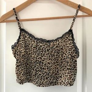 Leopard top - En top med leopard mönster och svart spets kant. Kort i längden, magtröja. Den kommer tyvärr aldrig till avnvändning💗