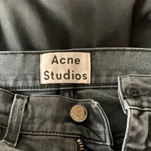 Low waist - Lågmidjade jeans från acne. Passar bra på mig som vanligtvis har st 36❤️
