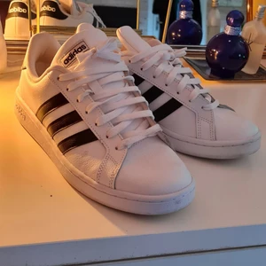 Adidas Grand Court herr  - Sambon köpte för liten storlek. Enbart testade. Köparen står för frakten :)
