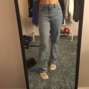 Hej! Säljer ett par super fina straight jeans från Weekday i storlek 24/30! Super bra skick och andvända fåtal gånger. Buda gärna!💗💗