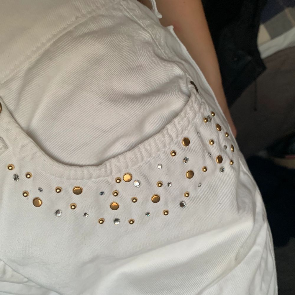 Säljer dessa vita jeans med stenar vid fickorna! De är köpta på second hand men tyvärr blivit för stora för mig! . Jeans & Byxor.