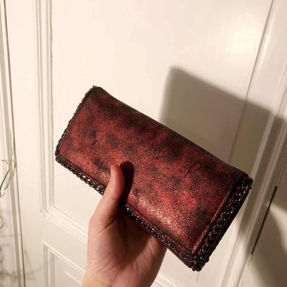 Röd plånbok med kedja | Plick Second Hand