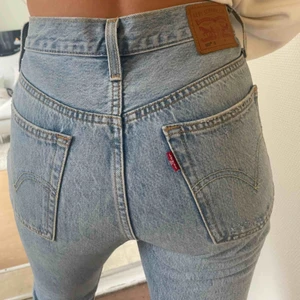  - 26/32  501 Ganska tighta över låren, som en 36 i ’vanlig storlek’ 