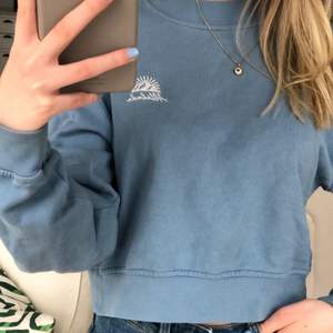 Jätteskön blå sweatshirt från urban outfitters