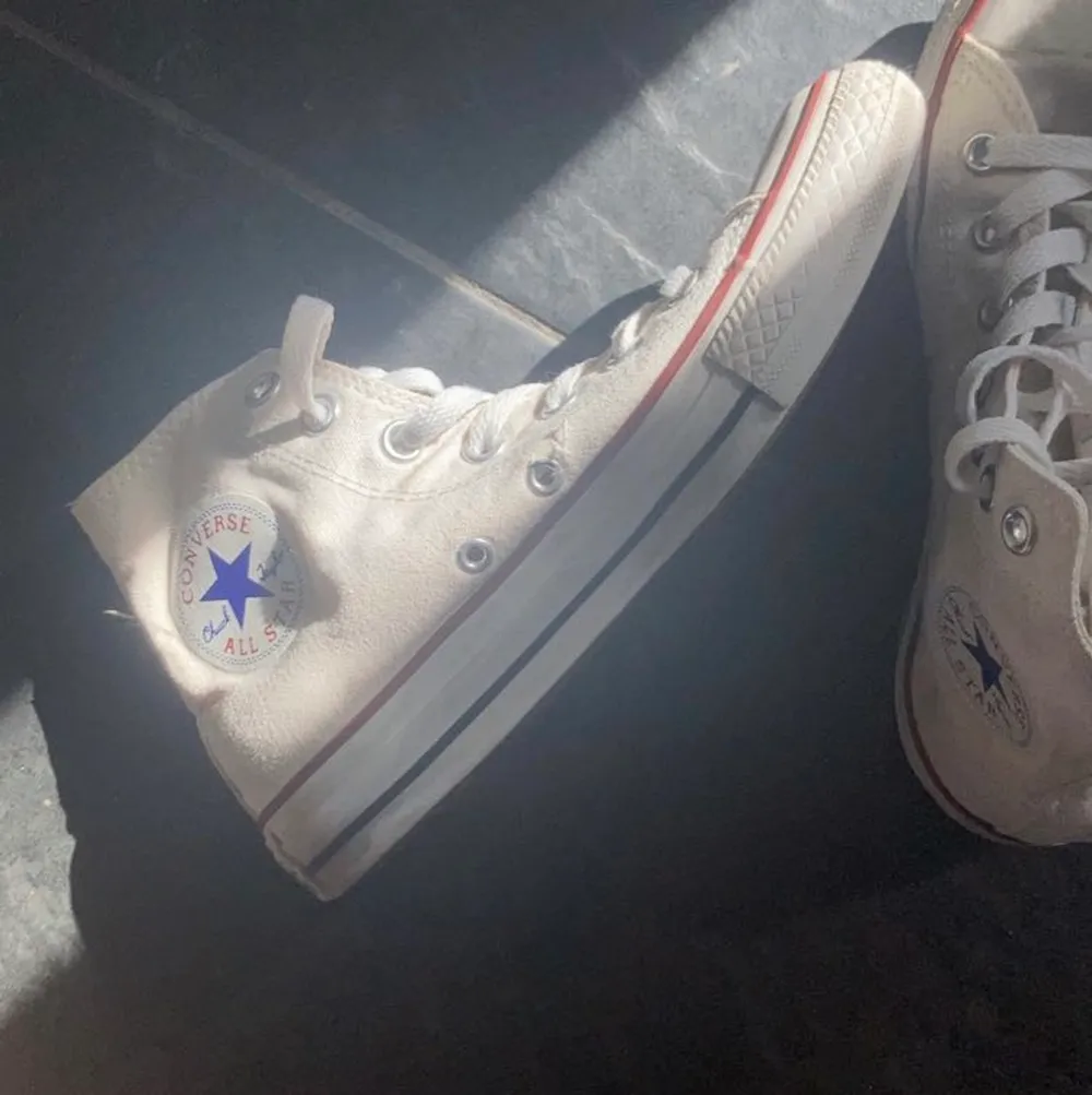 säljer mina converse som är äkta och väldigt andvända!🤍⚡️. Skor.