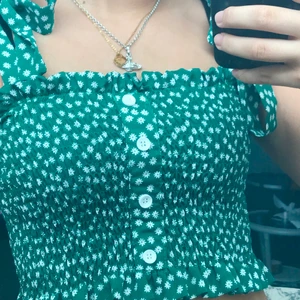 Grönt linne med justerbara ärmar - Grönt rynkat linne. Justerbara ärmar & rynkat material vilket gör att den passar nästan alla storlekar. 60kr❤️