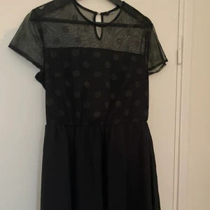 Svart minidress  - Superfin minidress vintage, kan både kläs upp och kläs ner🦋