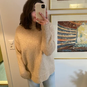 mysig tjocktröja  - superfin och mysig stickad tröja från zara!💕 är lite lång men tycker det ser fina ut ändå! säljer då jag inte använder den längre!😚