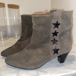 Skor köpta i Paris - Använda en gång  - Väljer att sälja mina supersnygga boots då dom är alldeles för små :( De är äkta mocka och läder och jag köpte dem för 190 euro 💖 