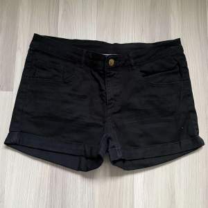 Säljer dessa svarta jeansshorts som inte kommer till användning längre. Barnstorlek 170 men passar mig som e xs/s