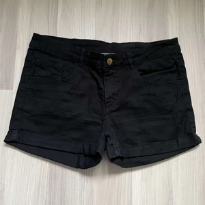 Svarta shorts  - Säljer dessa svarta jeansshorts som inte kommer till användning längre. Barnstorlek 170 men passar mig som e xs/s
