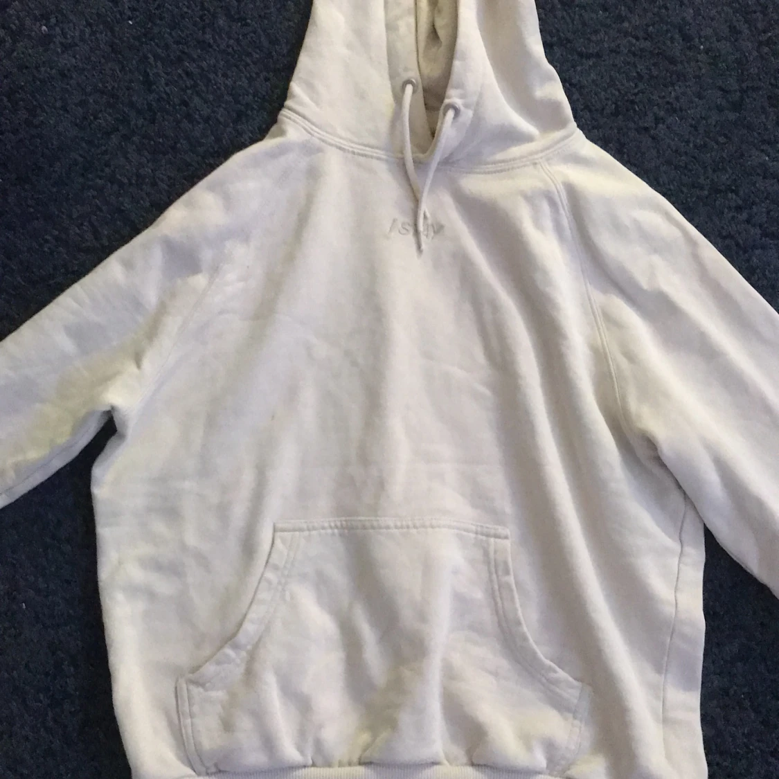 En beige hoodie med märket stay i storlek S🐻 - 90